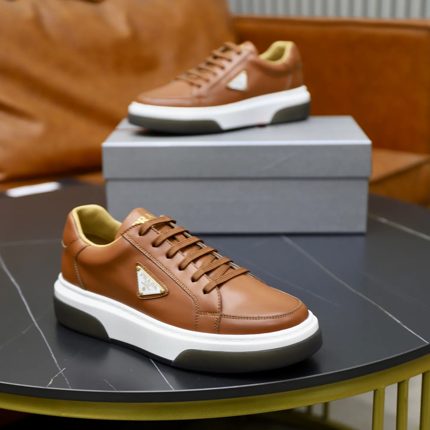 Factory price: 700💰Top original order Brand: PRADA (Prada) Standard code: Men's size 38/44 (45 can be customized) Grade: Same as the official website Material: Original cowhide stitching imported cowhide lining Original combination two-color wear-resistant soft outsole Style category: Leisure and sports version Young fashion European and American trend British style Color: Actual picture color